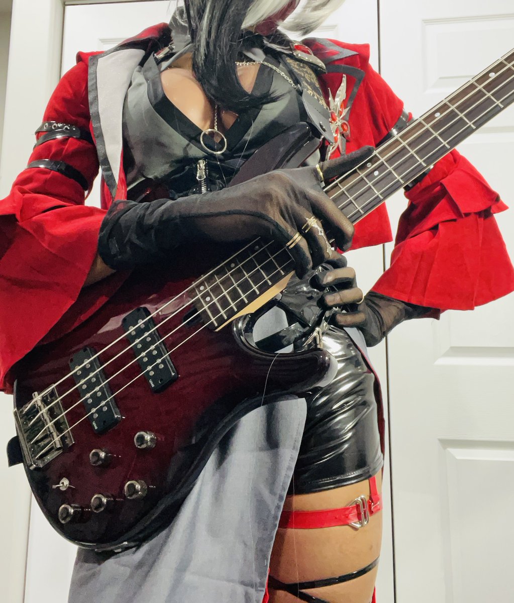 Lambent_Azalea's tweet photo. Concert Arlecchino cosplay! 
With my bass 🔥🔥🔥

#GenshinImpact #Arlecchino https://t.co/xwaSmj6HNa