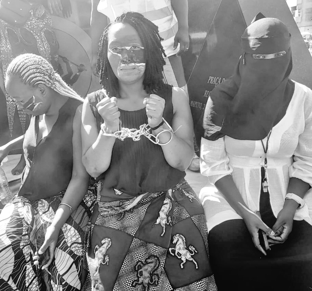 Selma_Inocencia's tweet photo. Os protestos contra eleições fraudulentas são fenómenos complexos que não podem ser reduzidos a meras reacções emocionais ou afiliações ideológicas, como o "venancismo". Esses movimentos frequentemente têm origem em uma combinação de insatisfações políticas, económicas e sociais. 

Embora as emoções desempenhem um papel, elas estão entrelaçadas com demandas racionais por transparência, justiça e responsabilização institucional. A simplificação desses protestos por alguns académicos, especialmente aqueles que aparecem na media, evidencia a necessidade de análises científicas imparciais e baseadas em dados para compreender as verdadeiras motivações e implicações dessas revoltas.

Do ponto de vista da ciência política, revoltas e movimentos populares são frequentemente respostas legítimas a falhas sistémicas, refletindo desequilíbrios estruturais mais profundos. Teorias de estudiosos como Charles Tilly e Sidney Tarrow destacam que esses movimentos não são apenas emocionais, mas esforços organizados para abordar injustiças percebidas. 

Combinar essas perspectivas científicas com um trabalho jornalístico atento ao que acontece no terreno permite uma abordagem mais equilibrada e nuançada, evitando narrativas simplistas e capturando a complexidade completa desses eventos sociopolíticos.