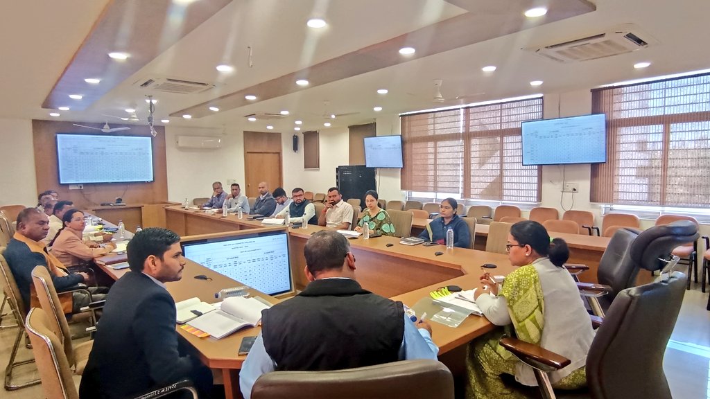 CollectorArv's tweet photo. મહેસુલી અધિક્ષકશ્રીઓની માસિક સમીક્ષા બેઠકમાં RIC પ્રકરણોની વિગત,હકક પત્રકો,પડતર અરજીઓ,ડિજિટલ ગુજરાત સમરી રીપોર્ટ #iRCMS,#RFMS #CMDASHBOARD
રીપોર્ટ,#iORA,મહેસૂલી પત્રકોની માહિતી પાણી પત્રકો#i-Mojni અરજીઓ,તાલુકા વાઈઝ e-Kyc કામગીરી સમીક્ષા સહ સુચનો આપ્યાં. @CMOGuj @revenuegujarat https://t.co/qXnYdA4Jhq
