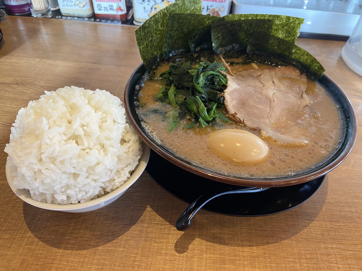 SakataTatuya's tweet photo. 1人の重大デブの背後には、29杯のコッテリ系ラーメン🍜が隠れており、さらにその背後には300個の軽微(？)な��イーツ🍰が食されている…( ；´Д｀)【おデブリッヒの法則】
SQ200kg×10R🏋️ https://t.co/xlkY8SDxct