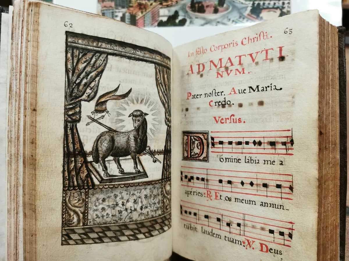 AilaAsociacion's tweet photo. Bellísimo ejemplar de comienzos del XVIII, que recoge el oficio divino de Corpus Christi. Joánnes á. Castellanos, 1708.
📍Disponible en @LlibreriaF (Rosselló, 487. Barcelona).  #librosantiguos #antiquebooks #AsociaciónIbéricaLibreríasAnticuarias https://t.co/Ky5kZQfxnT