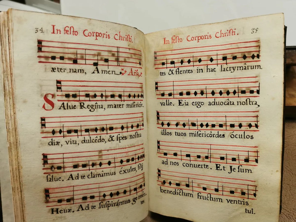 AilaAsociacion's tweet photo. Bellísimo ejemplar de comienzos del XVIII, que recoge el oficio divino de Corpus Christi. Joánnes á. Castellanos, 1708.
📍Disponible en @LlibreriaF (Rosselló, 487. Barcelona).  #librosantiguos #antiquebooks #AsociaciónIbéricaLibreríasAnticuarias https://t.co/Ky5kZQfxnT