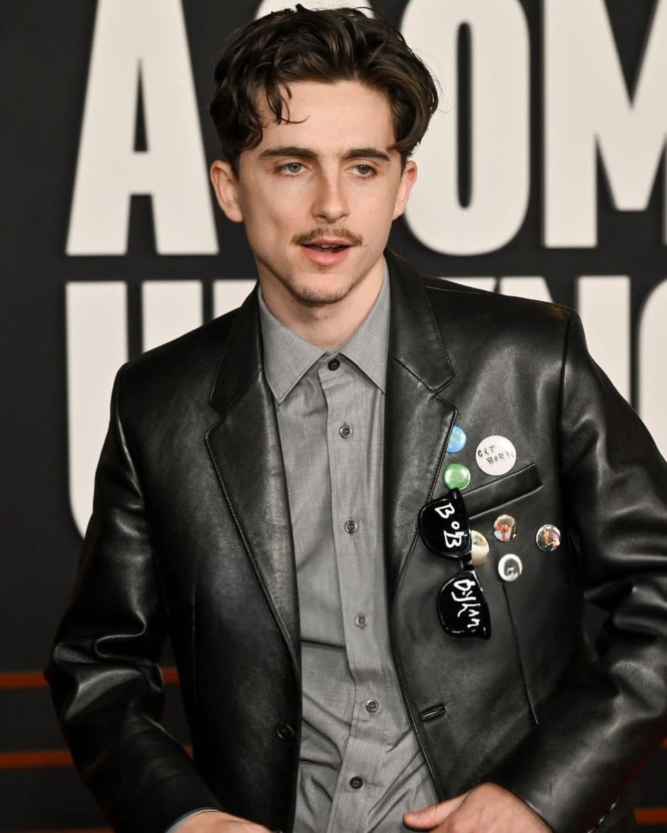 Imagine him with an earring 🥵