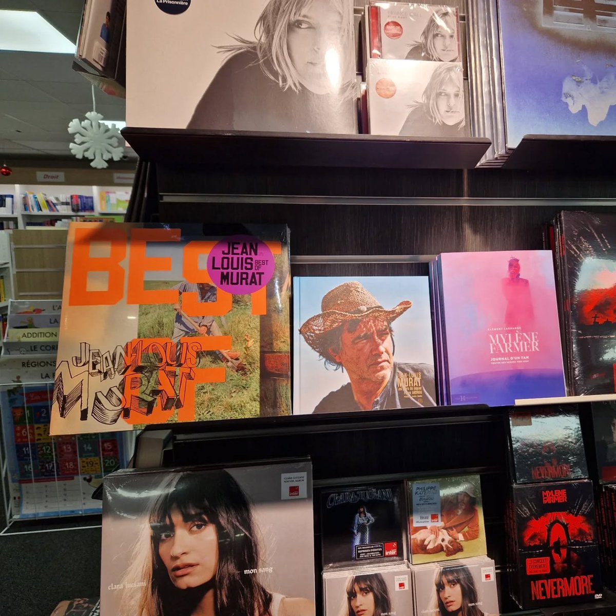 Pensez à offrir "JL Murat- Les jours du jaguar" pour Noël, le livre est toujours disponible <a href="/LesVinzelles/">Les Vinzelles</a>  (1ère photo), aux Volcans (2ème) et partout en France. Il peut aussi être commandé. Et à part ça j'ai commencé à écrire une nouvelle bio qui sera publiée fin 2025/début 2026