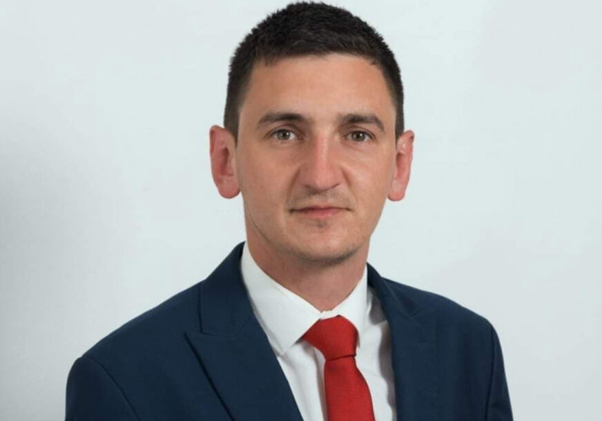 Руководство Савеза градова и општина Републике  #Srpska постигло је компромис у вези са Приједлогом закона о буџетском систему Српске, али неозбиљни градоначелници, жељни тензија и сукоба, показали су да им је битан само лични интерес.

<a href="/SlavkoTesic/">Славко Тешић</a> 

sn.rs/xmslm