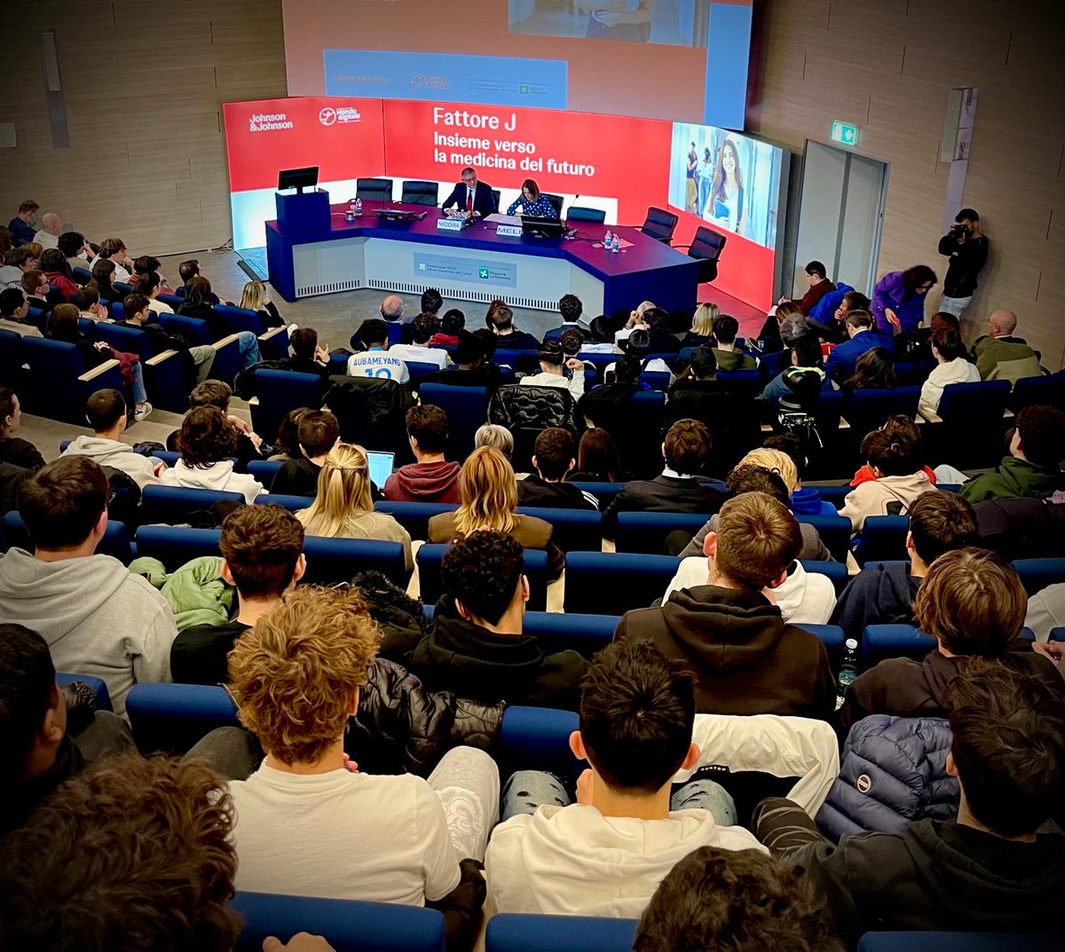 🎉 Al via la quinta edizione di #FattoreJ! Con <a href="/JnJ_Italy/">J&J Innovative Medicine Italia</a>   raccontiamo ai giovani il futuro della medicina grazie a innovazione e ricerca. 🌍Oggi, in primo piano il ruolo cruciale dell’#IA per una sanità più rapida, efficace e umana. #InnovazioneSanitaria <a href="/IstTumori/">Istituto Tumori</a>