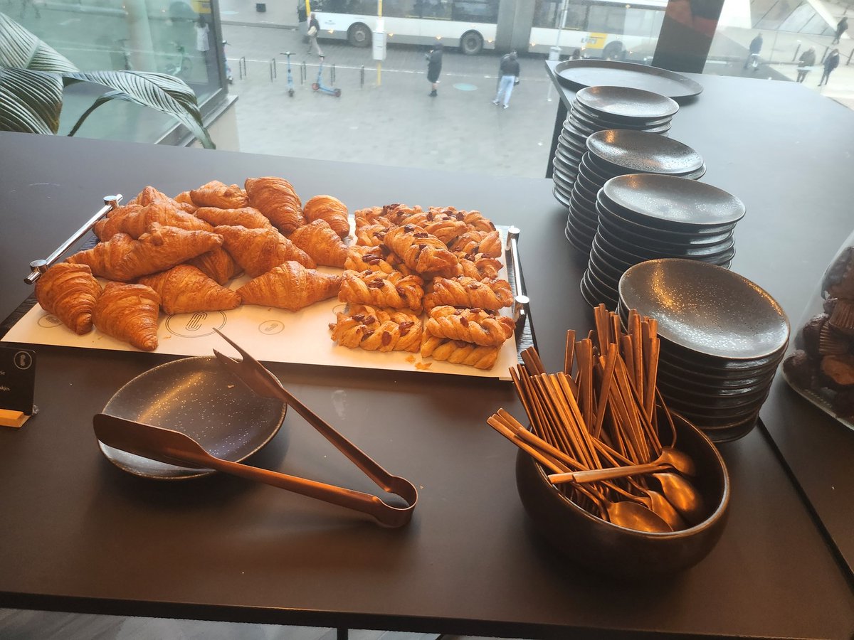 AlexTPet's tweet photo. found the #snackZone #cfgFlagship https://t.co/c2614PmjD6