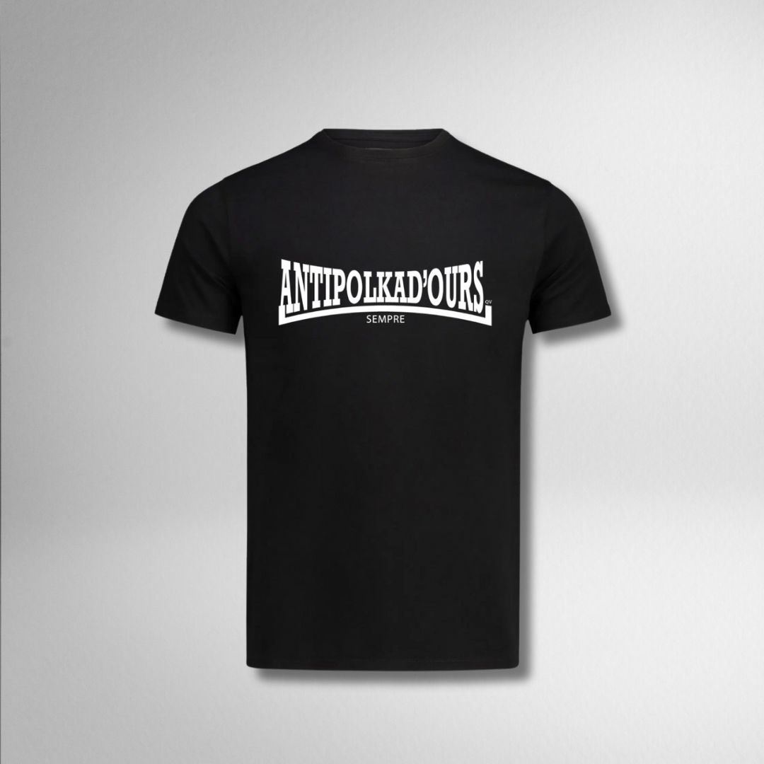 El món estava dividit entre qui ballava la Polka d’Ours i qui no. Ara estarà dividit entre qui tinguin aquesta samarreta i qui no. De quin equip ets?

Demana-la escrivint-nos o des de la web elsostingut.cat/botiga

#finsalsours #polkafeina #emsualapolka #polkaria #antipolkadous