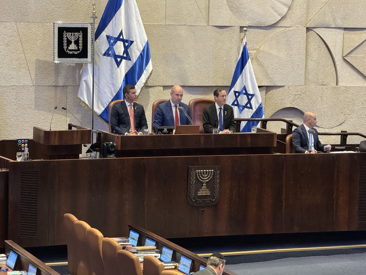 CapitanKaplan's tweet photo. En unos minutos comienza el discurso del Presidente de Paraguay, Santi Peña en el Parlamento israelí. Gracias ⁦@SantiPenap⁩ por venir a visitarnos para inaugurar la embajada #Paraguay en #Jerusalem. Gracias al pueblo paraguayo por la profunda amistad con el pueblo israelí! https://t.co/0bcVg81jn2