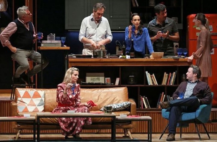 Paolo Genovese firma la sua prima regia teatrale portando in scena l’adattamento di Perfetti sconosciuti.
Maggiori dettagli su feelsenigallia.it/eventi/perfett…