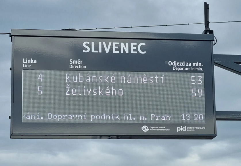 jiracekz's tweet photo. 4/ Věděli jsme již dlouho, že panel s online odjezdy je na vytížených zastávkách velmi užitečný prvek. Původně jejich instalaci měl dělat Dopravní podnik napojením přímo na své interní systémy. Kus za 850 tisíc. Nová platforma ale umožnila panely soutěžit otevřeně. https://t.co/PNRwG3YvFy