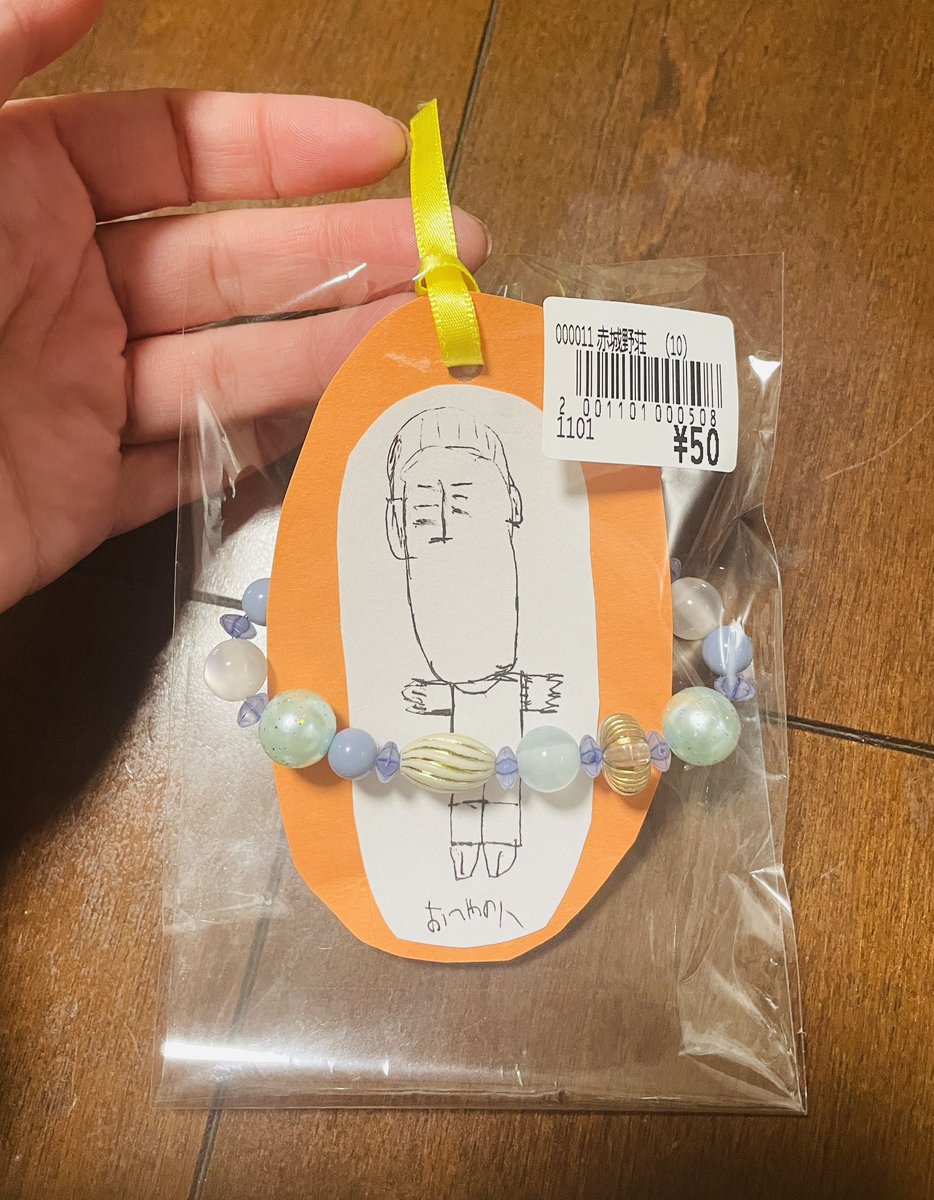 HANAtranquilo's tweet photo. 一目惚れして買ったアクセサリー
安くて可愛い♡
おそらく作った子が描いたと思われるしおり付き🔖

上手に描けているね✨️
誰を描いた絵なんだい？
オバサンに教えてくれないか？

どちらもオバサンが大切に使わせてもらうからね☺️

いつか作った子に会ってみたいな☺️
#赤城野荘 #SELP https://t.co/ua3jm8u2TF