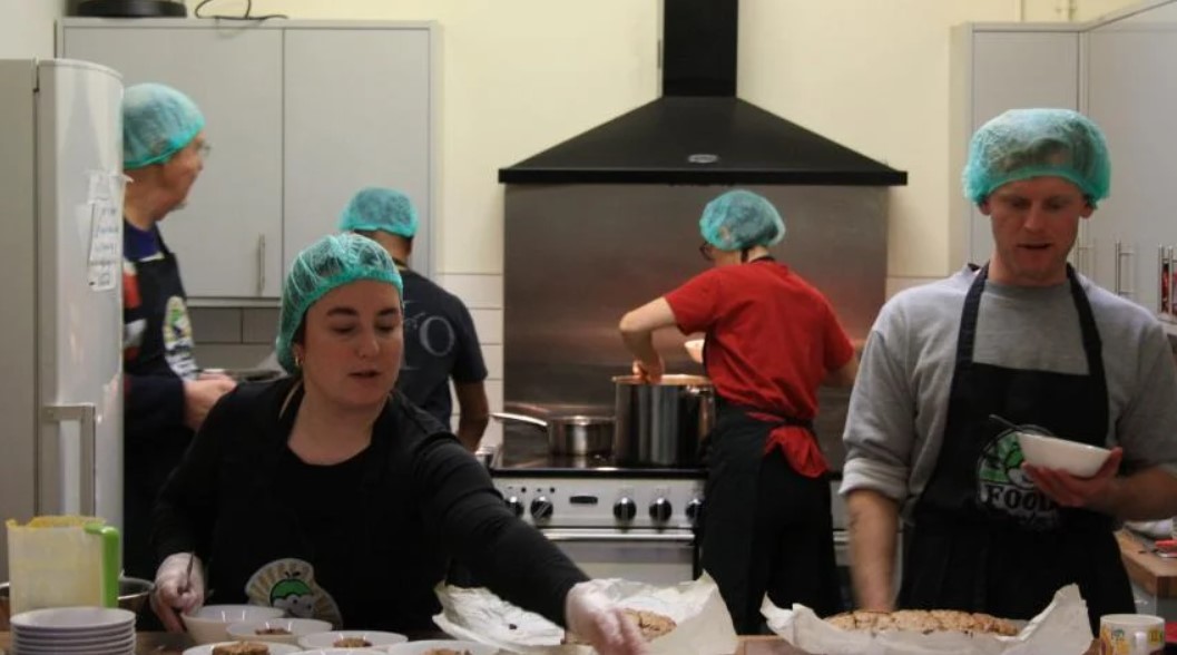 FoodCycle #Lewisham uses surplus food from local businesses and allotment growers to offer three-course communal meals to people who need them. These days they're serving twice as many meals as in 2020, and they're #crowdfunding to plug an £8,000 gap.
crowdfunder.co.uk/p/foodcycle-le…