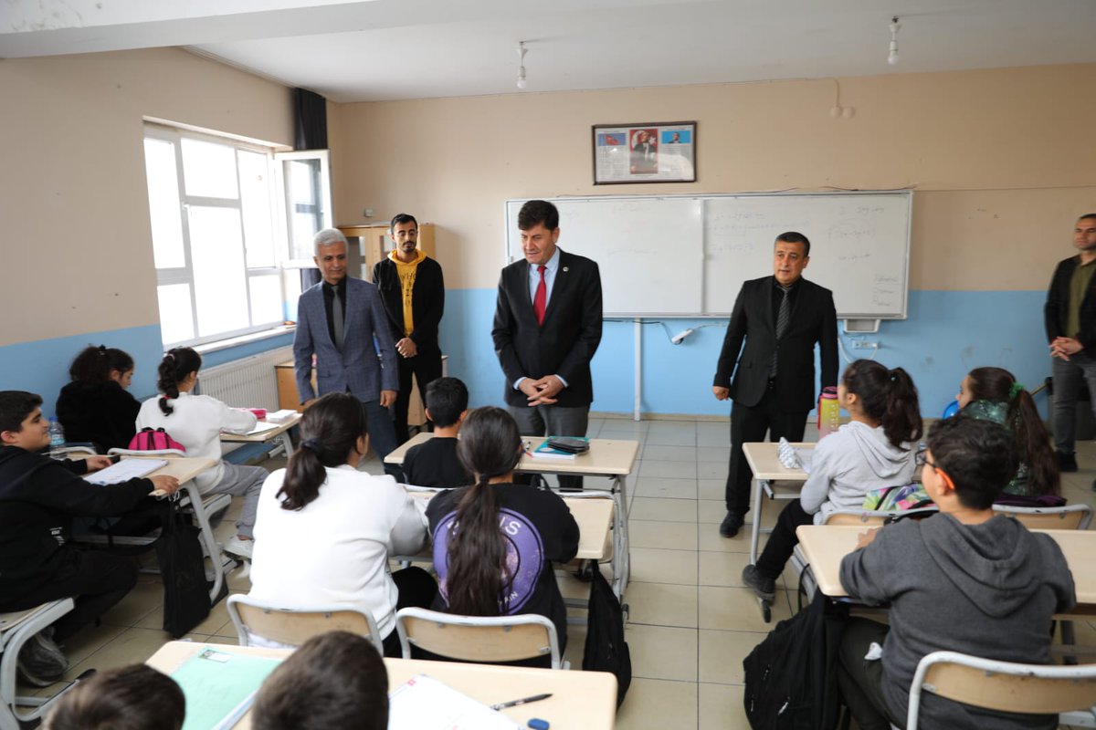 İl Müdürümüz Sayın Ali Eyyüpkoca; Nusaybin İlçe Müdürü Ümit Çetin ile beraber Haci Ali Mungan Ortaokulunda öğrencilerimizi sınıflarında ziyaret ederek muvaffakiyetler diledi. Azim, gayret ve özveri ile çalışan tüm öğretmenlerimize teşekkür etti.
<a href="/Yusuf__Tekin/">Yusuf Tekin</a> 
<a href="/tuncay_akkoyun/">Tuncay Akkoyun</a>