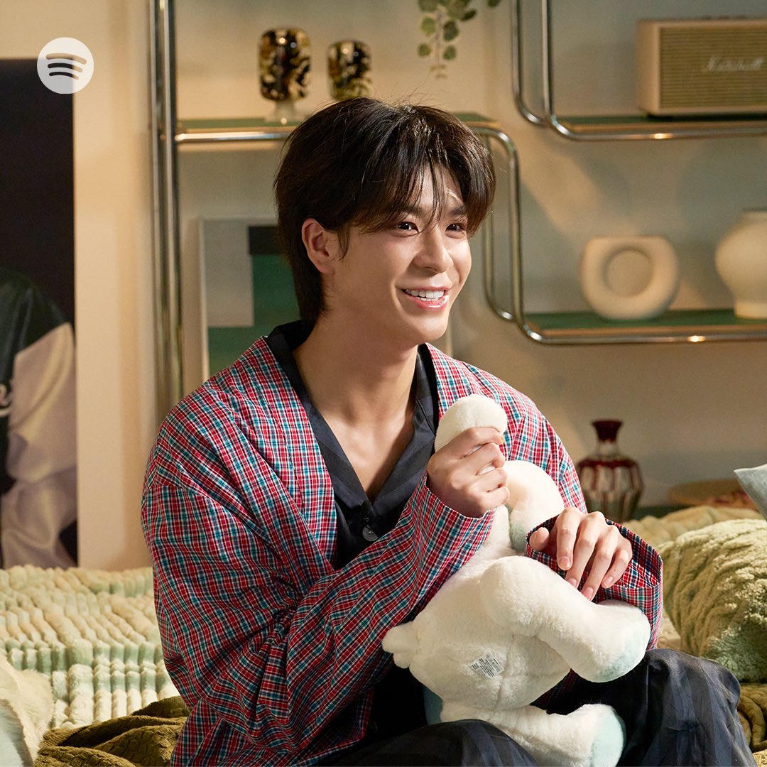 SpotifyKR's tweet photo. 잠옷까지 잘 어울리는 JD1 내 심장 책임져❤️

지금 스포티파이 [K-Pop ON!] 
유튜브 채널에서 풀 영상을 확인하시고 
여��분과 함께 만든 플리를 들어보세요! 
🤖 https://t.co/lVqBgm48MA https://t.co/8uVnHI0F92