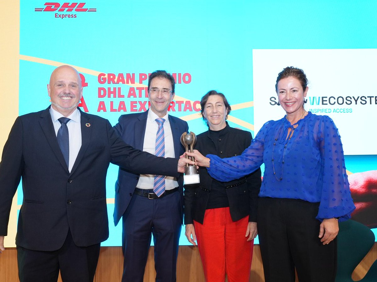 SE_Comercio's tweet photo. 🌍 La directora general de Comercio Internacional de @SE_Comercio entrega los @PremiosDHLAtlas a la Exportación. 

🏆Reconocimiento a @MarsiBionics, @GirbauGroup, @DecantaloV y @SaltoSystems por el éxito español en el exterior. 

#España sigue creciendo en los mercados globales. https://t.co/KKjNE5olhl