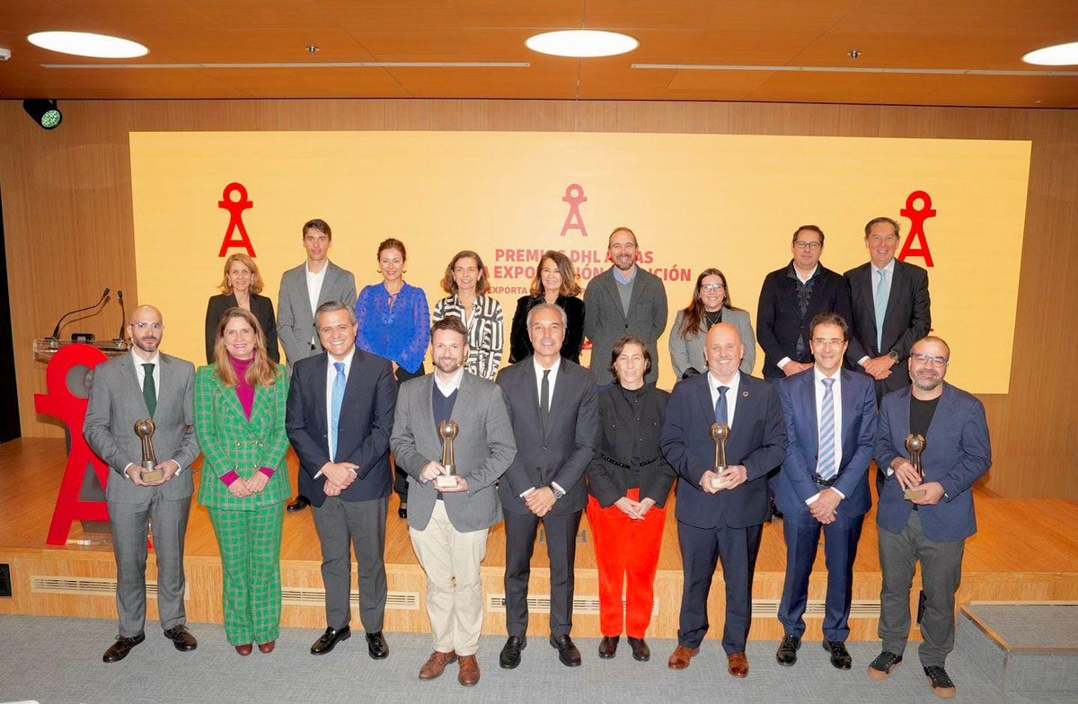 SE_Comercio's tweet photo. 🌍 La directora general de Comercio Internacional de @SE_Comercio entrega los @PremiosDHLAtlas a la Exportación. 

🏆Reconocimiento a @MarsiBionics, @GirbauGroup, @DecantaloV y @SaltoSystems por el éxito español en el exterior. 

#España sigue creciendo en los mercados globales. https://t.co/KKjNE5olhl