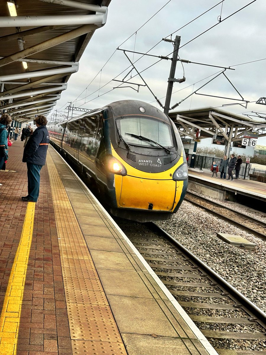 paul_winginit's tweet photo. Itโs time to start the #lastscratch countdown - I have five more branches to cover in Great Britain to complete the passenger network which I will finish by mid-January. Today, Iโm off to South Wales ๐ด๓ ง๓ ข๓ ท๓ ฌ๓ ณ๓ ฟ and the first leg of my journey is to London, this Class 390 Pendolino doing the honours!