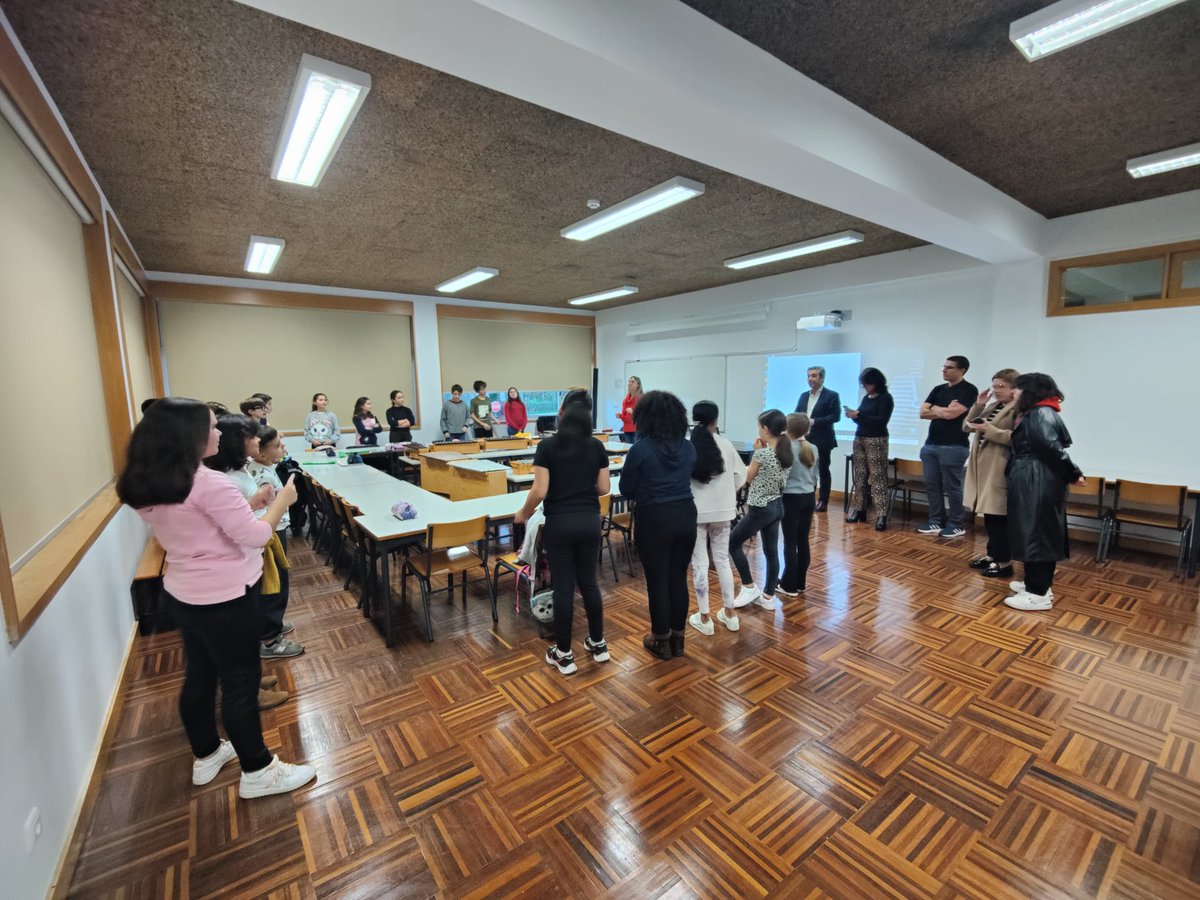 CMAValdevez's tweet image. 📌𝐂𝐚𝐦𝐚𝐫𝐚 𝐌𝐮𝐧𝐢𝐜𝐢𝐩𝐚𝐥 𝐞𝐧𝐭𝐫𝐞𝐠𝐚 𝐜𝐞𝐫𝐜𝐚 𝐝𝐞 90 𝐜𝐨𝐦𝐩𝐮𝐭𝐚𝐝𝐨𝐫𝐞𝐬 𝐚𝐬 𝐞𝐬𝐜𝐨𝐥𝐚𝐬 𝐝𝐞 𝐀𝐫𝐜𝐨𝐬 𝐝𝐞 𝐕𝐚𝐥𝐝𝐞𝐯𝐞𝐳
cmav.pt/pages/1848?new…
#coputadores #NOS #computação #ProjetoZER01 #modernizaçãodasescolas #CâmaraMunicipal #arcosdevaldevez