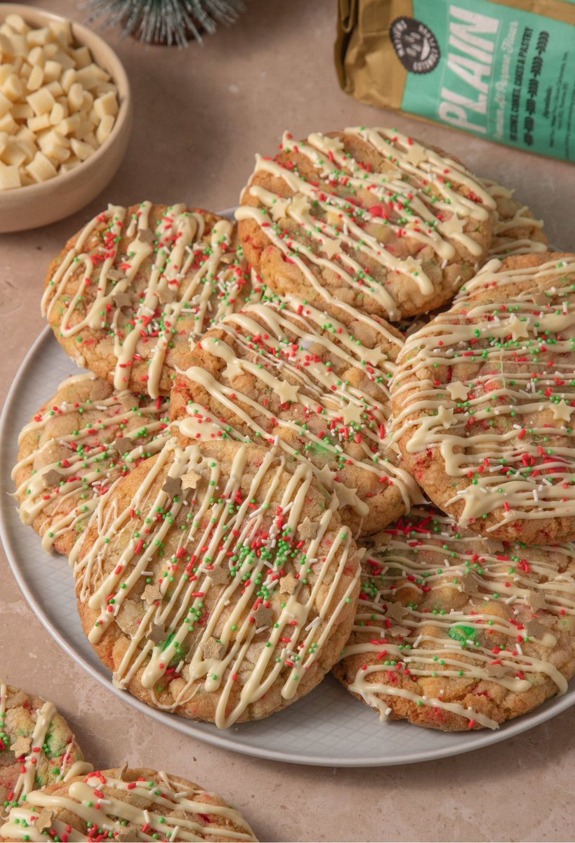 White Chocolate Christmas Cookies! Delicious cookies packed with white choc and sprinkles. So easy to make and great for festive gatherings or giving as gifts!
I've made these yummy festive cookies to join in with @cotswoldflour Christmas baking challenge! #cotswoldchristmas