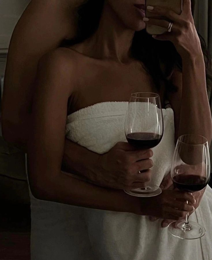 _msd_it's tweet photo. 🎭 Dalle giornate stressanti al vino a Venezia, questo stile di vita ti può dare più del lusso: la pace. Perché l'amore può anche essere un rifugio. 🍷❤️ 
#LuxuryWithLove #sugardating #AmoreELusso #MySugardaddy https://t.co/DI70WbWICX