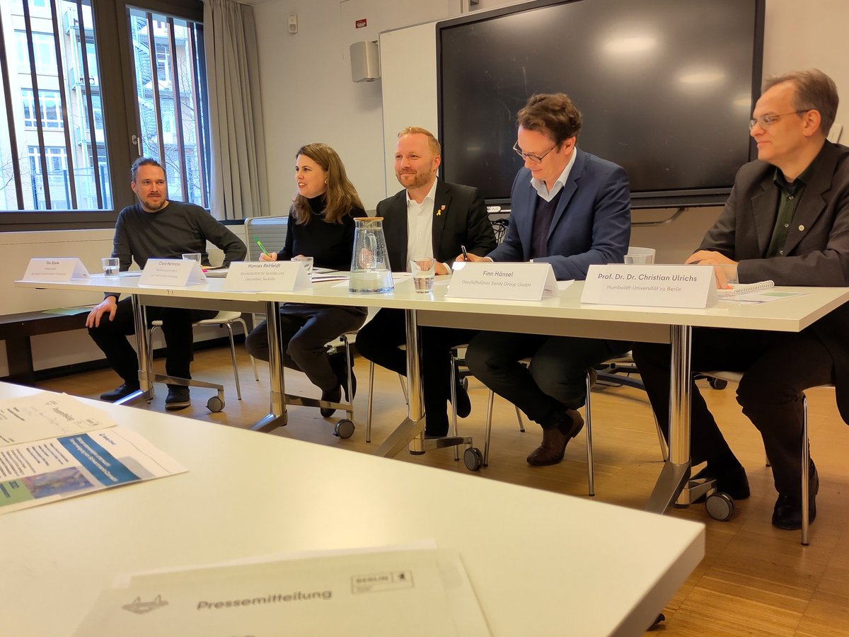 Ich sitze in einer Pressekonferenz der Berliner Bezirke Friedrichshain-Kreuzberg &amp; Neukölln: Absichtserklärung für Cannabis-Modellprojekt unterschrieben. 
1/x