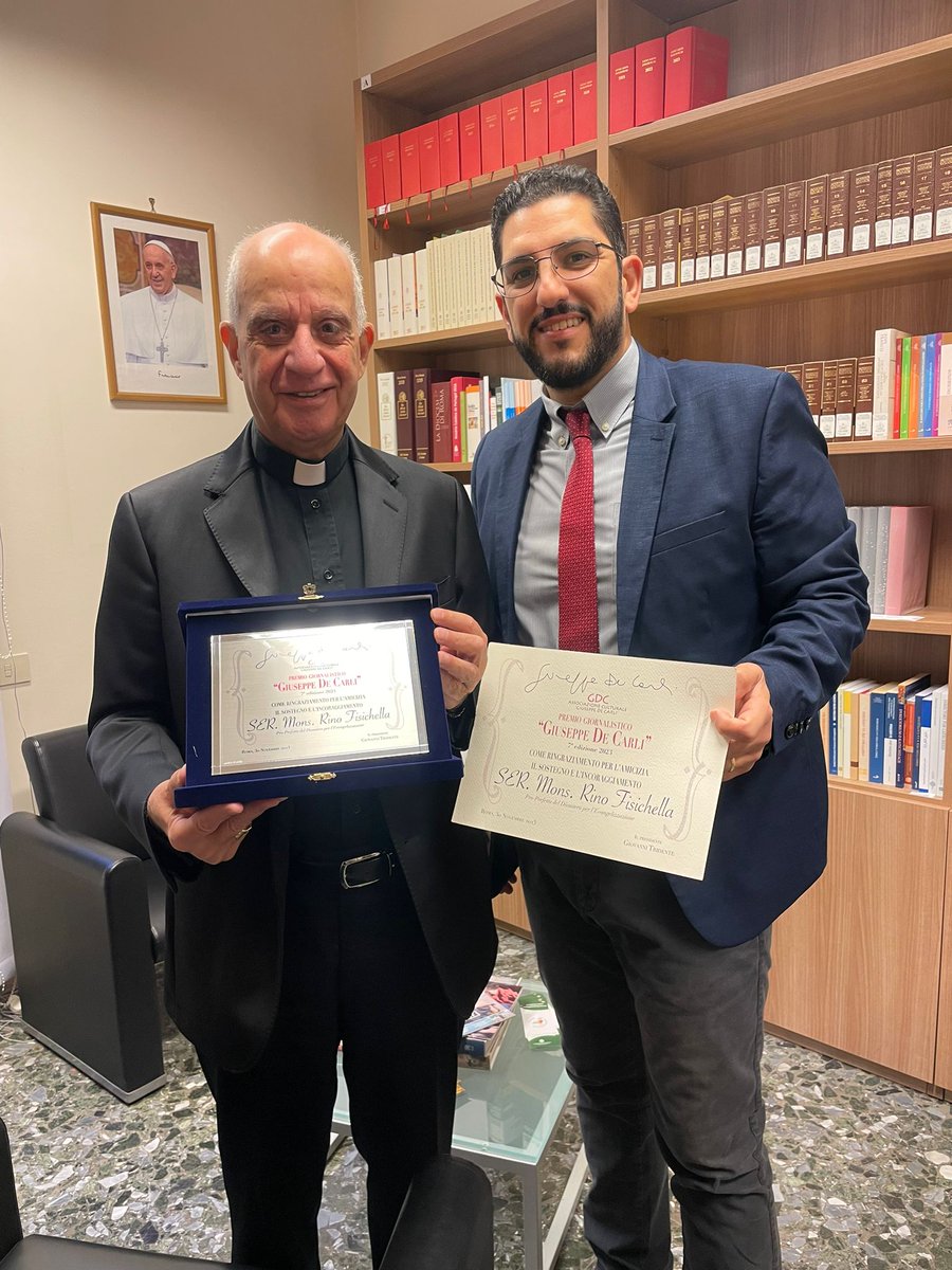 A nome della nostra Associazione, il Presidente <a href="/gnntridente/">Giovanni Tridente ن</a>  ha consegnato stamattina all'Arcivescovo Rino Fisichella una targa ricordo "come ringraziamento per l'amicizia, il sostegno e l'incoraggiamento"

#PremioDeCarli  
#Giubileo2025