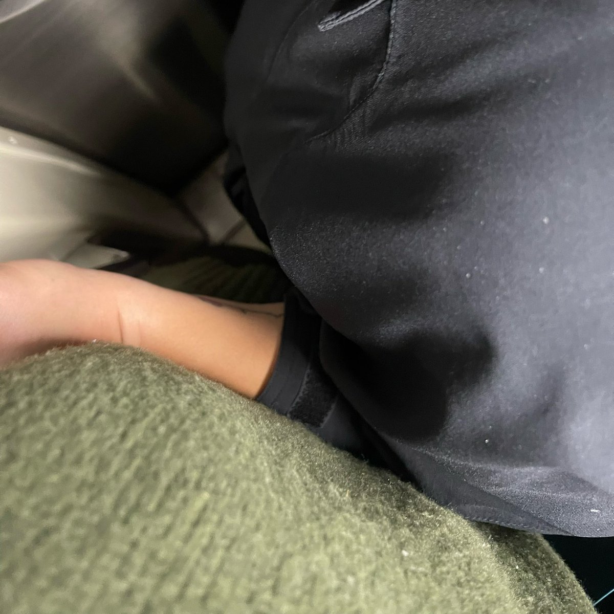 在搭捷運
……真的好想把這位大媽的手給拍掉^^
超用力往我肚子擠 快吐出來了口區^^ https://t.co/pnap86crgz