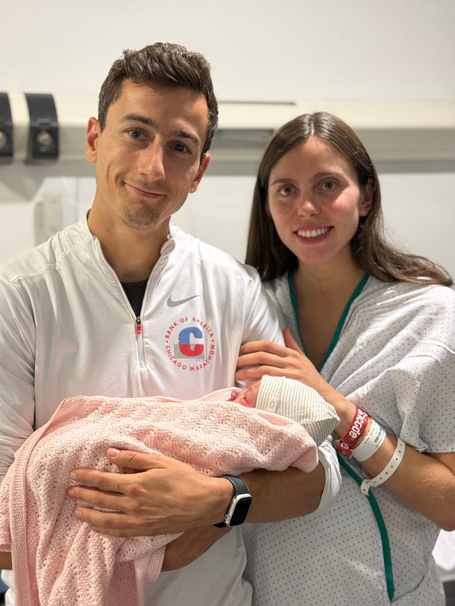 😍 ¡Hay nuevo miembro en la familia rojinegra!

🍼 Albur y Silvia, su mujer, han tenido su primera hija, Gabriela 

❤️ ¡Estamos convencidos de que se vienen muchas dedicatorias de gol con el chupete!