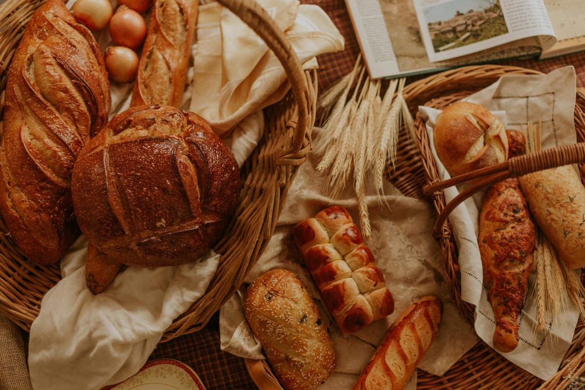 eu_shares's tweet image. European bread is more than just a side—it's a tradition! 🍞 

From crusty baguettes to hearty rye, European breads are staples at every meal. What’s your favorite bread? 🌍🥖

#EuropeanBread #TasteOfEurope #BreadLovers #EuropeShares #bread #europe 

europeshares.eu