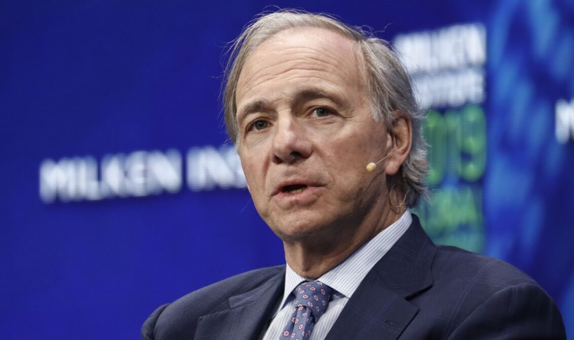 Dünyanın en başarılı hedge fonu yöneticilerinden biri olan Bridgewater Associates kurucusu Ray Dalio
 “Büyük borç krizi olacak  bu yüzden Bitcoin ve altın gibi zor para olarak bilinen varlıklardan alıyorum”