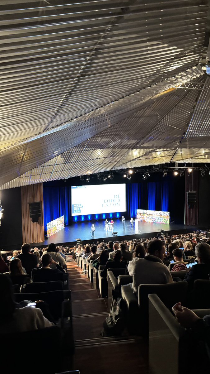 <a href="/YvesCharmont/">Yves Charmont</a> <a href="/celinepigalle/">Céline Pigalle</a> <a href="/ldreyfus/">Louis Dreyfus</a> <a href="/Dylan_Bftn/">Dylan Buffinton</a> lors de la cérémonie d’ouverture de la 36ème édition de #capcom24. 

Lumière sur cette plénière d’ouverture : L’information au cœur d’une société au bord de la crise de nerf. 
#compublique #numerique #communicationresponsable