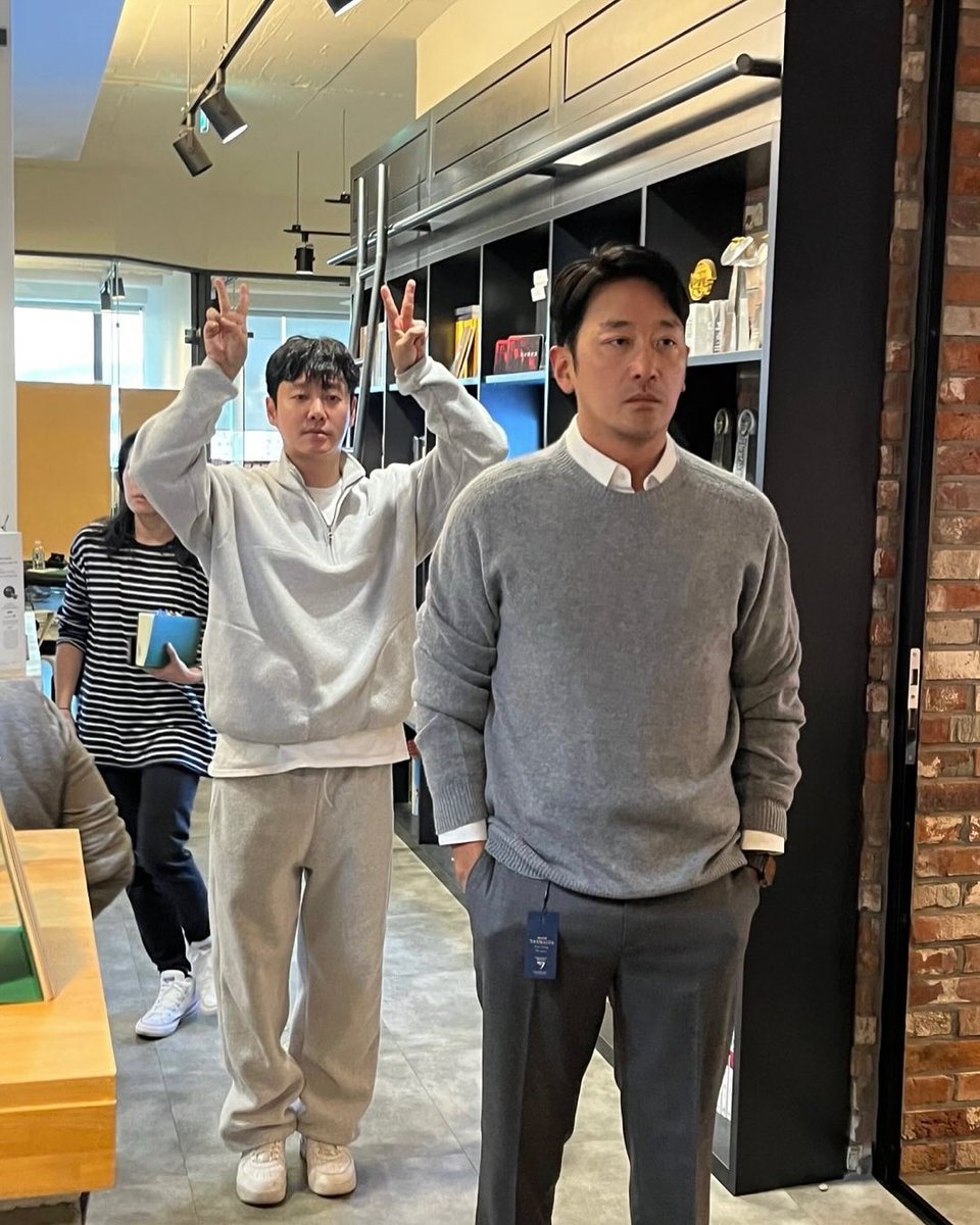 #KimDongWook set to appear in #HaJungWoo's directorial comedy, #People_Upstairs (WT)! 🏠

📖About two couples who meet due to noise complaints b/w apartments &amp; end up having dinner together. 
🎬Filming begins Jan 2025.

#河正宇 #하정우 #ハジョンウ #윗집_사람들 #공효진 #김동욱