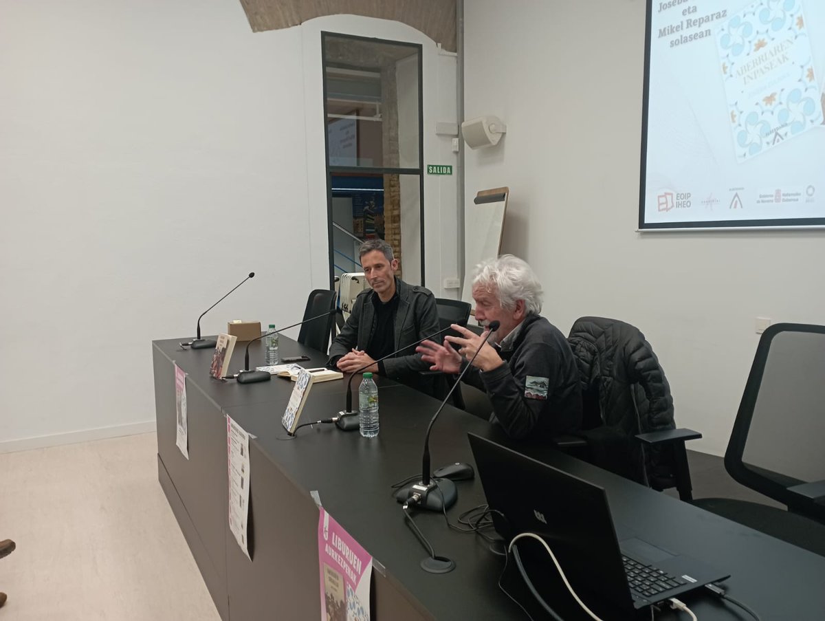 Karrikiri's tweet photo. 📚Atzo @reparazz  eta Joseba Zulaikak elkarrekin aurkeztu zuten Amerikaren arrakalak eta Aberriaren inpaseak liburuak.

Bi autoreek gai sakonak eta gaurkotasun handiko eztabaidak plazaratu zituzten.

Esker mila gerturatu zineten guztioi!🤗 https://t.co/OtgKCxbnvT