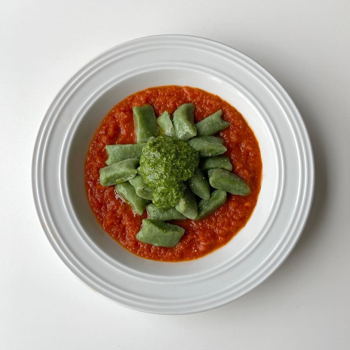 Второе блюдо — домашние шпинатные ньокки! Подавал их с классическим песто и быстрым томатным соусом. Шпинат придал невероятный цвет, а вкус — просто огонь. Друзья оценили!