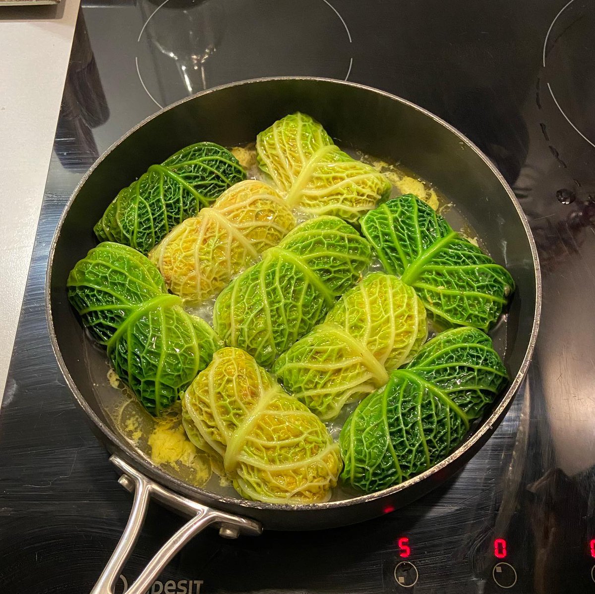 Третье — капуста! Звучит просто, но с томатным соусом и специями она стала звездой вечера. Завтра наверняка съем остатки, потому что такое не надоедает.