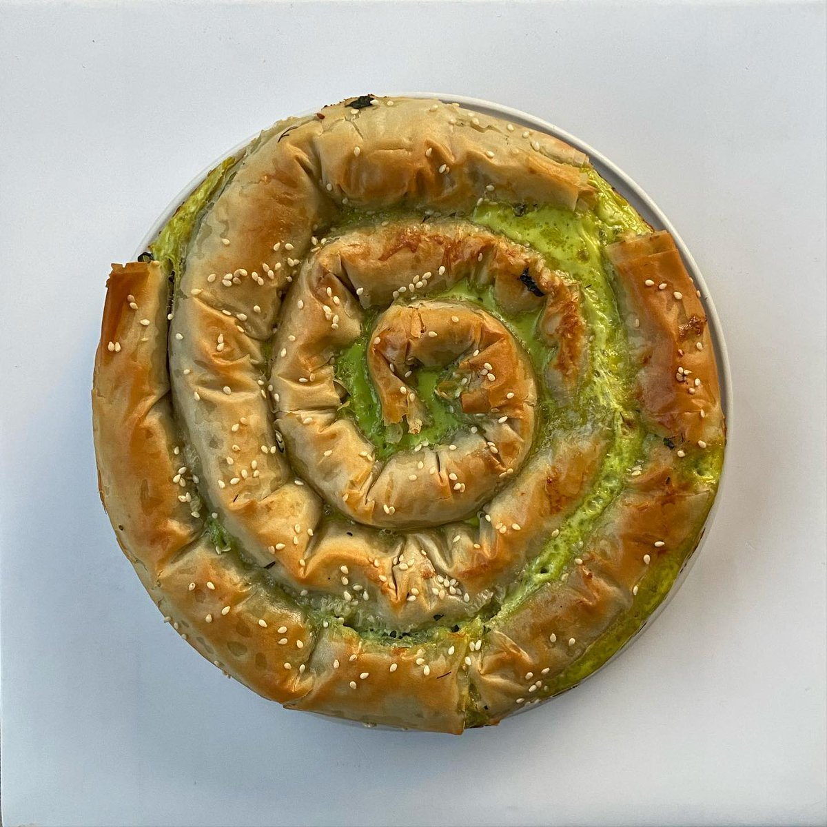 И наконец, пятое — спанакопита! Греческий пирог со шпинатом и фетой. Хрустящее тесто, сочная начинка, хоть и выглядела не идеально. Но вкус оправдал всё — настоящая греческая магия!