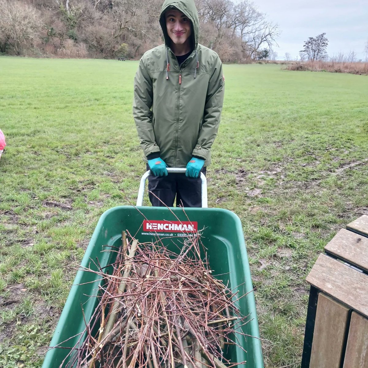 Excellent effort completing some clearance work in the park this week. Volunteers found tennis balls, footballs and an inflatable ball hidden within! A great effort from all involved!!