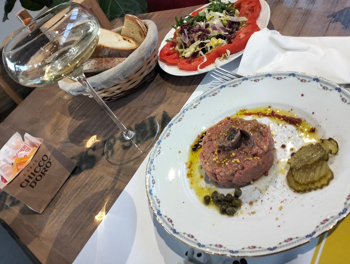 irLemure's tweet photo. Ero entrato per il caffè.. ma mica avevo ancora pranzato e .. il Maestro fa certe tartarine con gli ingredienti boni... #ChiccodOro https://t.co/xC0GOY8dF6