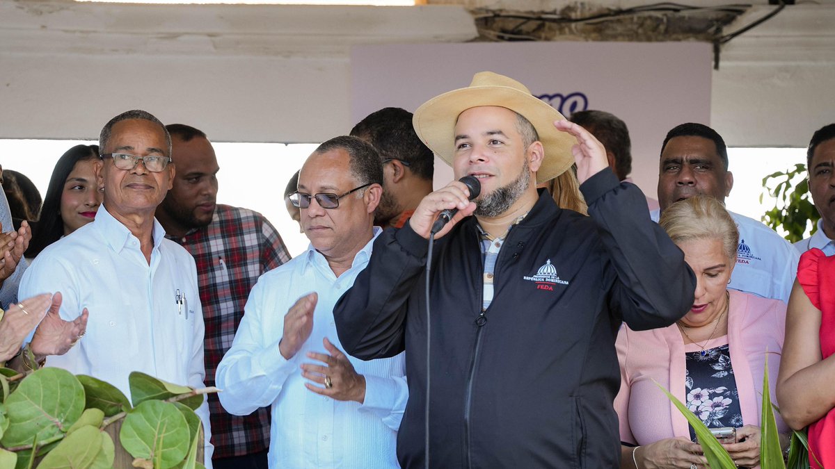 hecmiliogalvan's tweet photo. #TamoEnSiembra
EN 2025  sembraremos 🌳 el país por los cuatro costados🇩🇴, creando una cultura de siembra en todo el país.🪴🌱
 
Sembrar el país 🇩🇴 entero, convertir a cada dominicano en un sembrador👨‍🌾, así como la agroecología, la agricultura urbana y familiar, la ganadería sustentable y el ecoturismo, serán las principales metas del Fondo Especial para el Desarrollo Agropecuario para el 2025,

Bajo el lema #TamoEnSiembra, 💯 anunciamos para el 2025 la articulación de un conjunto de Programas ejecutados por el FEDA como son:

- Salvando Las Montañas⛰️
-Huertos Escolares🍉🥕
-Ganadería Verde🐮
- Siembra tu Patio🏡
-Siembra Progreso🌐
-Siembra tu Pueblo🏘

Queremos convertir a cada ciudadano 🤠 en un sembrador🌱 y así fomentar la siembra  en ciudades, escuelas, patios, cárceles, parcelas, llanos, montañas y cordilleras, impulsando la creación de un entorno más productivo, verde y saludable para las generaciones presentes y futuras.

Más del 70% de las tierras dominicanas con vocación de cultivo o en la ganadería están subutilizadas, lo que abre grandes posibilidades de cultivar y fomentar productos con vocación exportadora como las frutales, el café, el cacao, el aguacate, el coco y agroforestales, que permitan aumentar los ingresos del país, cuidar nuestras montañas, mejorar la captura del CO2, impulsar el desarrollo rural y municipal, así como proteger el medio ambiente.

 Durante los últimos tres años de gestión en el FEDA ha logrado sembrar donadas más 4 millones de plántulas, divididas en 600 mil de coco, 800 mil de café, 200 mil de limón,  1.3 millones de cacao, 200 mil de aguacate, 100 mil de plátano, 50 mil de naranjas, 150 mil de chinolas, 59 mil de guanábana entre otros.

En el 2025, nos proponemos sembrar al menos 10 millones de plantas y 20 millones de semillas de hortalizas, impulsando nuevos programas para continuar con esta misión, sembrando parcelas, escuelas, huertos, techos, haciendas, fincas, solares, patios, bermas, costas, jardineras, pueblos y ciudades, llevando la siembra a todos los rincones de nuestro país.

#TamoEnSiembra