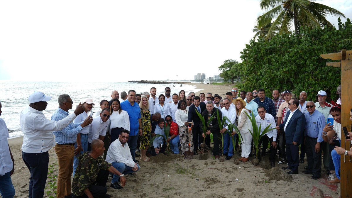 hecmiliogalvan's tweet photo. #TamoEnSiembra
EN 2025  sembraremos 🌳 el país por los cuatro costados🇩🇴, creando una cultura de siembra en todo el país.🪴🌱
 
Sembrar el país 🇩🇴 entero, convertir a cada dominicano en un sembrador👨‍🌾, así como la agroecología, la agricultura urbana y familiar, la ganadería sustentable y el ecoturismo, serán las principales metas del Fondo Especial para el Desarrollo Agropecuario para el 2025,

Bajo el lema #TamoEnSiembra, 💯 anunciamos para el 2025 la articulación de un conjunto de Programas ejecutados por el FEDA como son:

- Salvando Las Montañas⛰️
-Huertos Escolares🍉🥕
-Ganadería Verde🐮
- Siembra tu Patio🏡
-Siembra Progreso🌐
-Siembra tu Pueblo🏘

Queremos convertir a cada ciudadano 🤠 en un sembrador🌱 y así fomentar la siembra  en ciudades, escuelas, patios, cárceles, parcelas, llanos, montañas y cordilleras, impulsando la creación de un entorno más productivo, verde y saludable para las generaciones presentes y futuras.

Más del 70% de las tierras dominicanas con vocación de cultivo o en la ganadería están subutilizadas, lo que abre grandes posibilidades de cultivar y fomentar productos con vocación exportadora como las frutales, el café, el cacao, el aguacate, el coco y agroforestales, que permitan aumentar los ingresos del país, cuidar nuestras montañas, mejorar la captura del CO2, impulsar el desarrollo rural y municipal, así como proteger el medio ambiente.

 Durante los últimos tres años de gestión en el FEDA ha logrado sembrar donadas más 4 millones de plántulas, divididas en 600 mil de coco, 800 mil de café, 200 mil de limón,  1.3 millones de cacao, 200 mil de aguacate, 100 mil de plátano, 50 mil de naranjas, 150 mil de chinolas, 59 mil de guanábana entre otros.

En el 2025, nos proponemos sembrar al menos 10 millones de plantas y 20 millones de semillas de hortalizas, impulsando nuevos programas para continuar con esta misión, sembrando parcelas, escuelas, huertos, techos, haciendas, fincas, solares, patios, bermas, costas, jardineras, pueblos y ciudades, llevando la siembra a todos los rincones de nuestro país.

#TamoEnSiembra