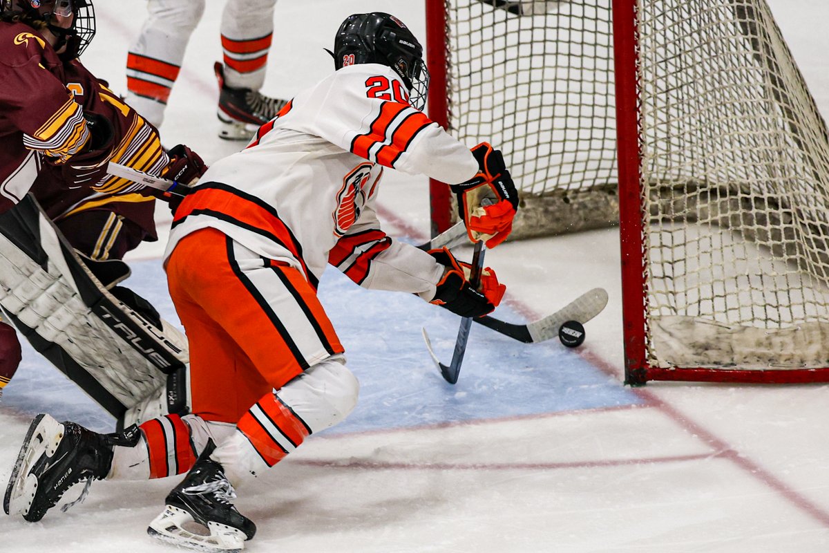 OsseoSports's tweet photo. Osseo Boys Varsity Hockey with a big win over Irondale 6-2. Photos here https://t.co/4dBmtEa2t3 @osseo_hockey @OSHorioles https://t.co/bZv0gY6Dv2
