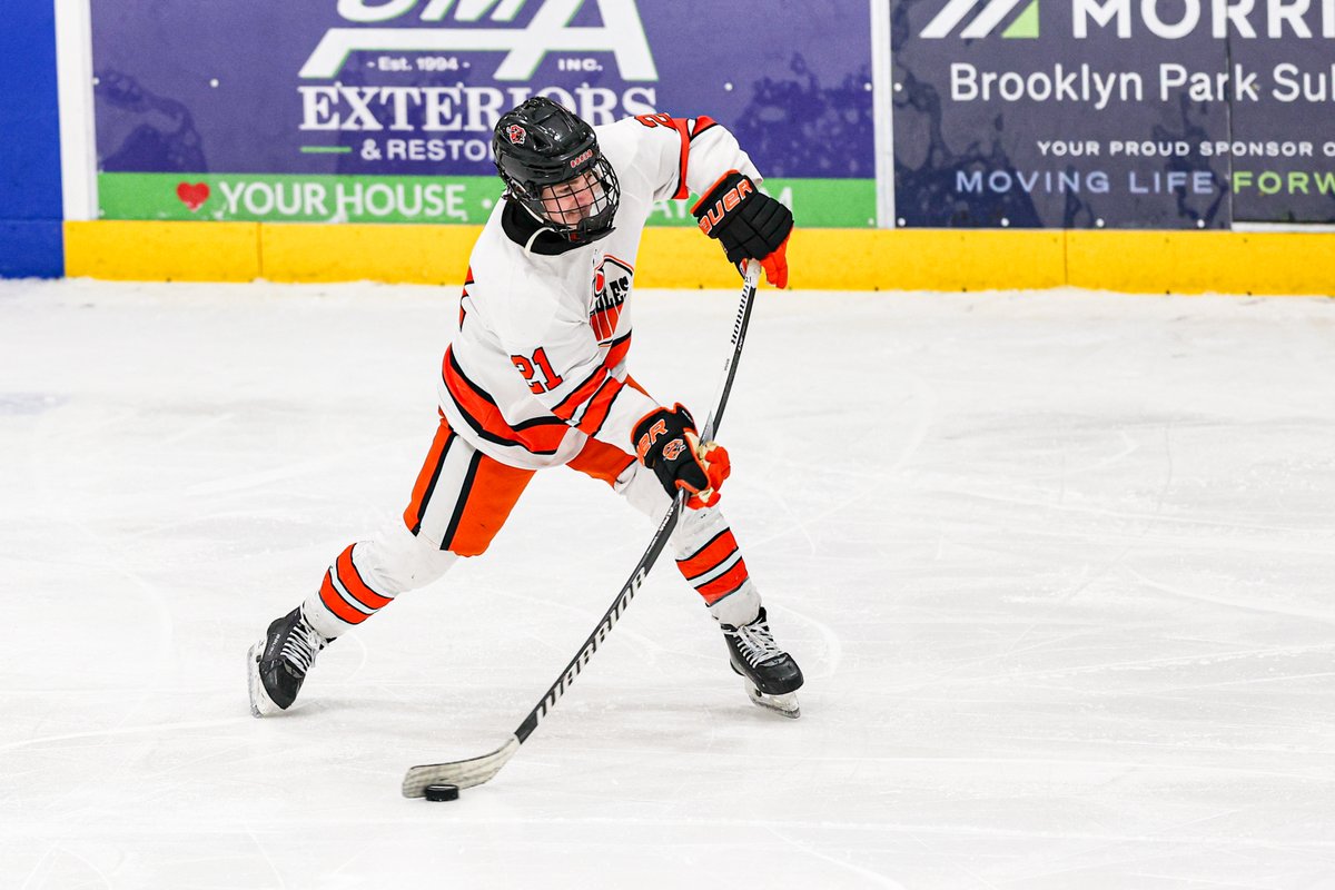 OsseoSports's tweet photo. Osseo Boys Varsity Hockey with a big win over Irondale 6-2. Photos here https://t.co/4dBmtEa2t3 @osseo_hockey @OSHorioles https://t.co/bZv0gY6Dv2