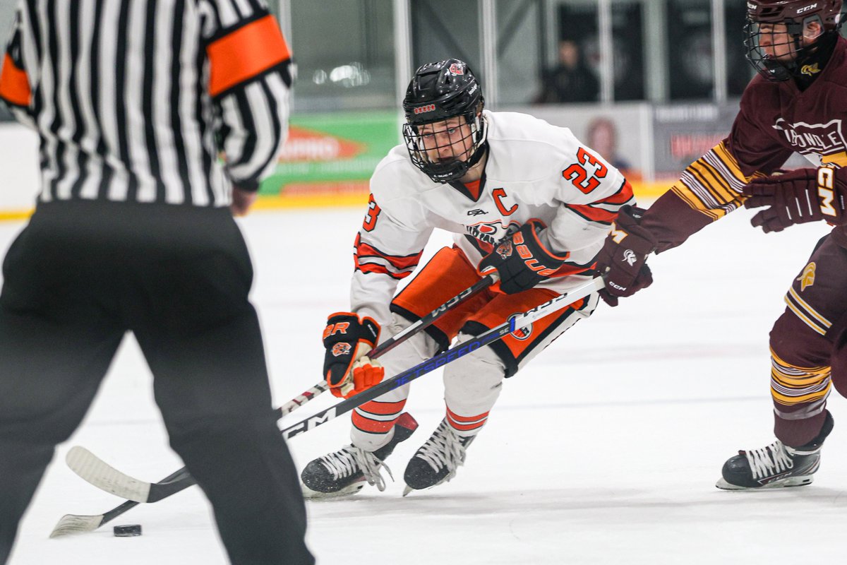 OsseoSports's tweet photo. Osseo Boys Varsity Hockey with a big win over Irondale 6-2. Photos here https://t.co/4dBmtEa2t3 @osseo_hockey @OSHorioles https://t.co/bZv0gY6Dv2