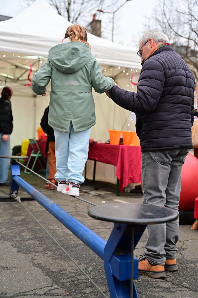 Le Mans fête Noël jusque dans les quartiers 🎄✨️

Ateliers créatifs, chants, tatouages éphémères, ateliers cirque... et la fameuse arrivée du Père Noël, Square Lafayette, par le Conseil de Quartier Ouest 🎅