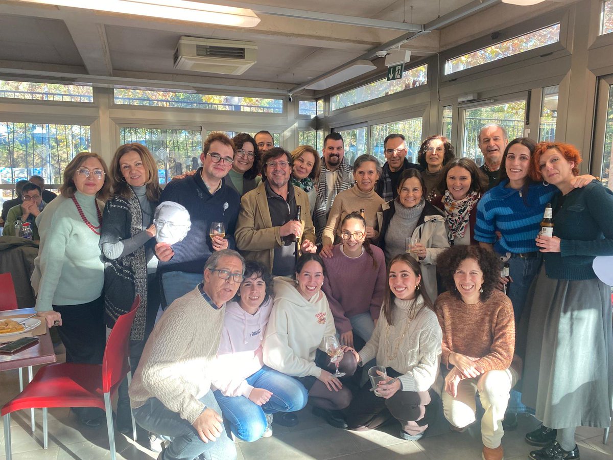 Seguimos con la celebración. Cuánta buena gente y cuántas buenas noticias por las que brindar. La última, la plaza de nuestra querida Marina <a href="/DeLetras_UCLM/">Facultad Letras UCLM</a> <a href="/HispanicasUCLM/">Hispánicas UCLM</a> <a href="/AEEUCLM/">Asociación de Estudiantes de Español de la UCLM</a>  🥳🥳🥳
