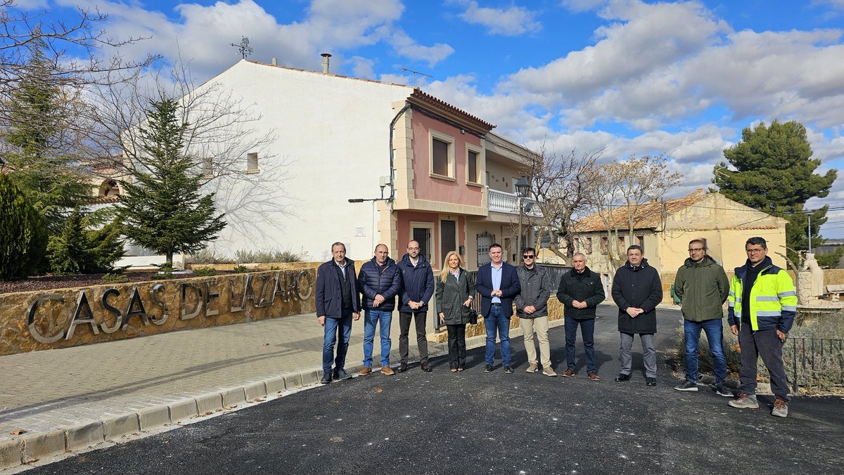 dipualba's tweet photo. 🆕️🛣@santicenizate y @valera_fran han visitado las obras finalizadas en la #AB519, en las travesías de #SanPedro y #CasasDeLázaro.
Con una inversión de 242.000€, esta actuación mejora seguridad vial, accesibilidad y calidad de vida de l@s vecin@s ☺️.
https://t.co/v9GO27Vrfn https://t.co/fIycfQgrEd