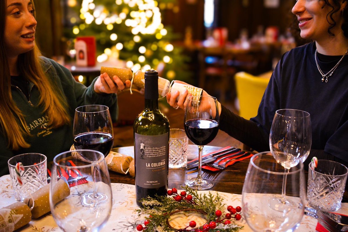 Last minute Christmas plans? It’s not too late — enquire today at The Bull for your Christmas bookings! 
#thebullstreatham #christmasbookings #festiveseason #youngspub