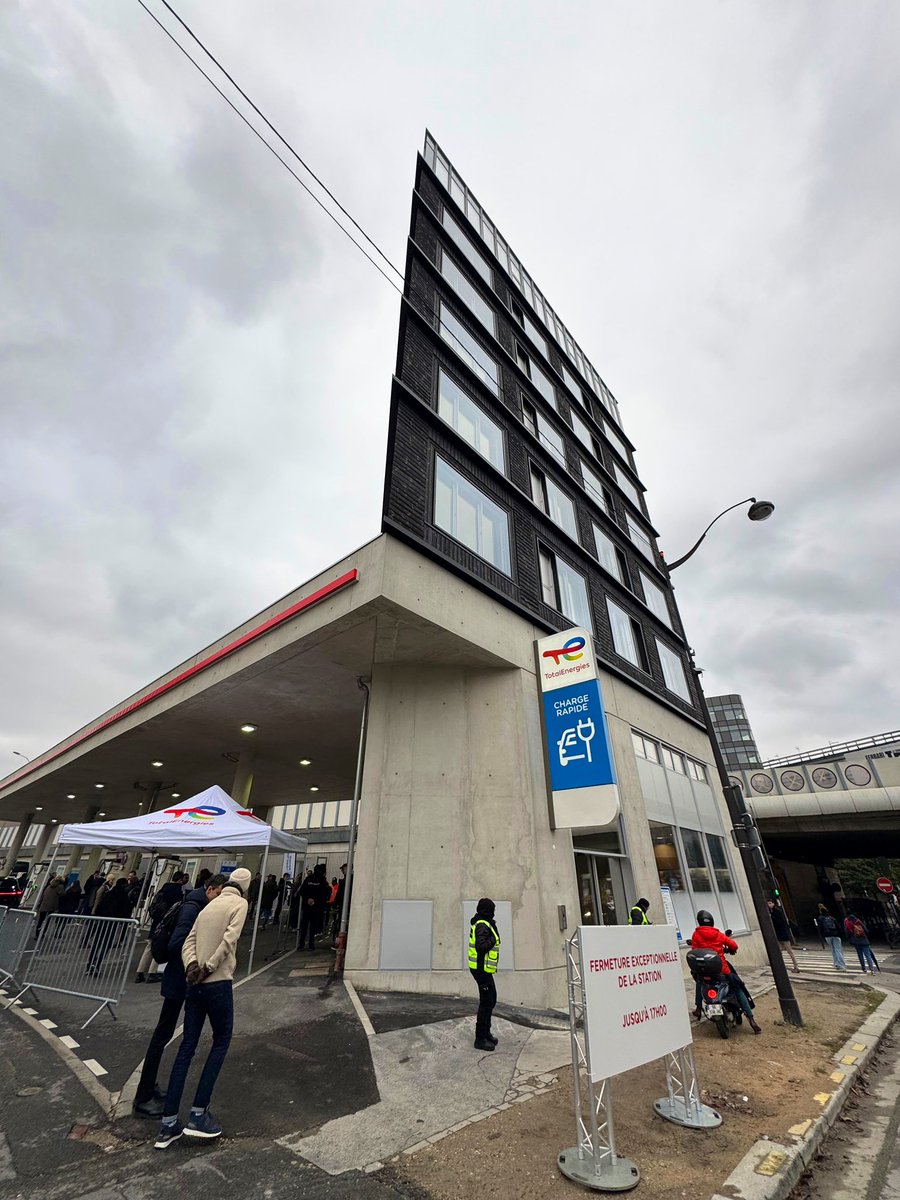 geoffroyboulard's tweet photo. La Porte de Saint-Ouen #Paris17 se transforme avec le programme d’aménagement #17NCo #IMGP initié par @GrandParisMGP et la @Mairie17e :📍inauguration de la 1ère e-station 100 % de @TotalEnergies à Paris en présence de mon collègue vice-président de la @GrandParisMGP @ericcesari https://t.co/blEFZlL0ck