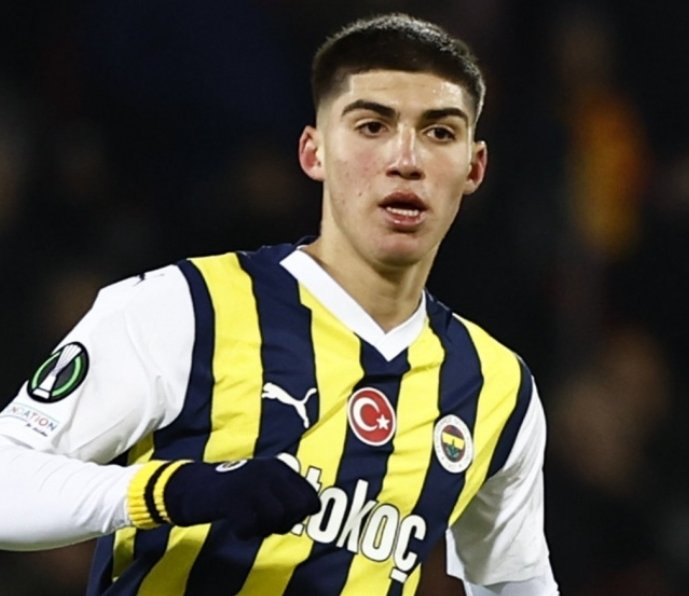 Fenereditor's tweet photo. Samet Akaydın'ı oynatana kadar şu çocuğu oynatın bari de en azından hata da yapsa Fenerbahçe'nin evladı der bağrımıza basarız. https://t.co/TXeI9IfdNO